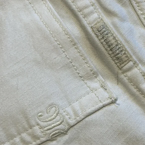 Woman’s Miss Me white distressed, signature capris - size 30 - Picture 3 of 16